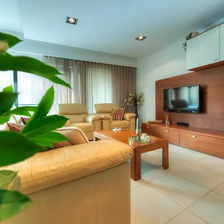 Spacious & Inviting 3 Bedroom Flat, Balcony Wpac1-1 *