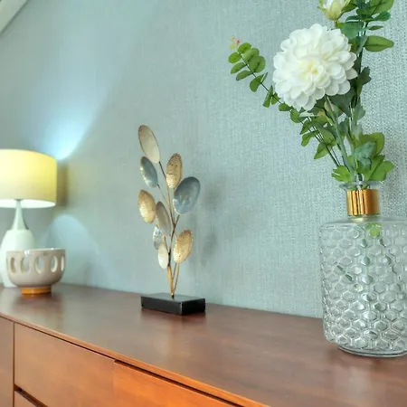 Spacious & Inviting 3 Bedroom Flat, Balcony Wpac1-1 *