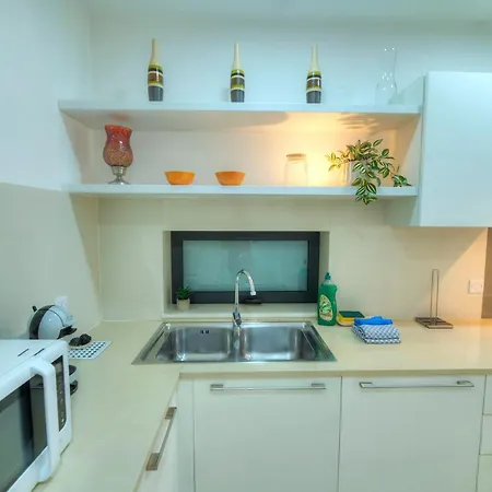 Spacious & Inviting 3 Bedroom Flat, Balcony Wpac1-1 דירה