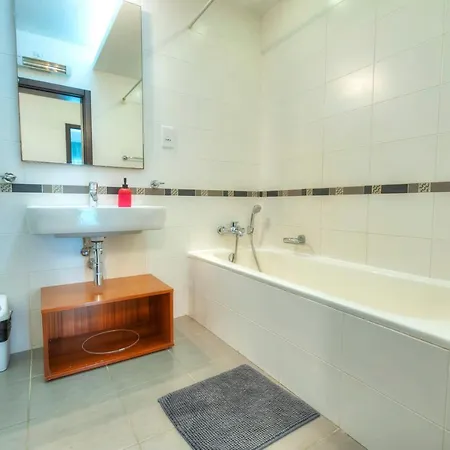 Spacious & Inviting 3 Bedroom Flat, Balcony Wpac1-1 Апартаменты *