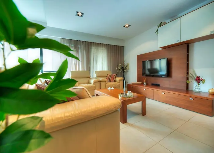 Spacious & Inviting 3 Bedroom Flat, Balcony Wpac1-1 *