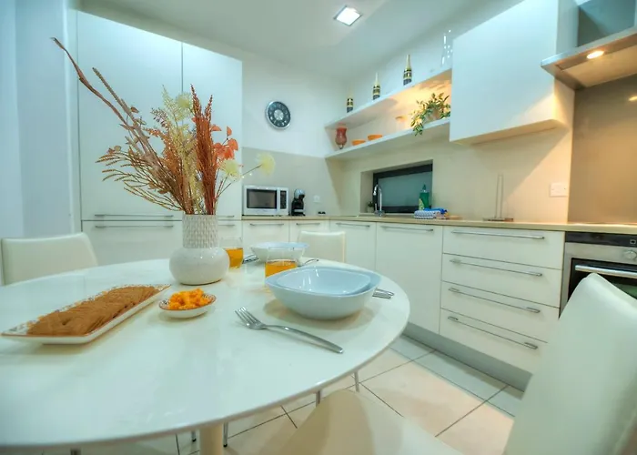 Spacious & Inviting 3 Bedroom Flat, Balcony Wpac1-1 Saint Julian's