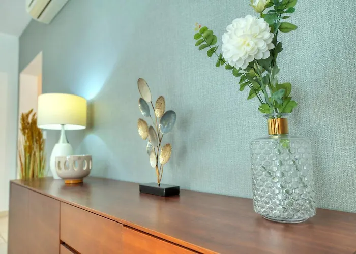 Spacious & Inviting 3 Bedroom Flat, Balcony Wpac1-1 *