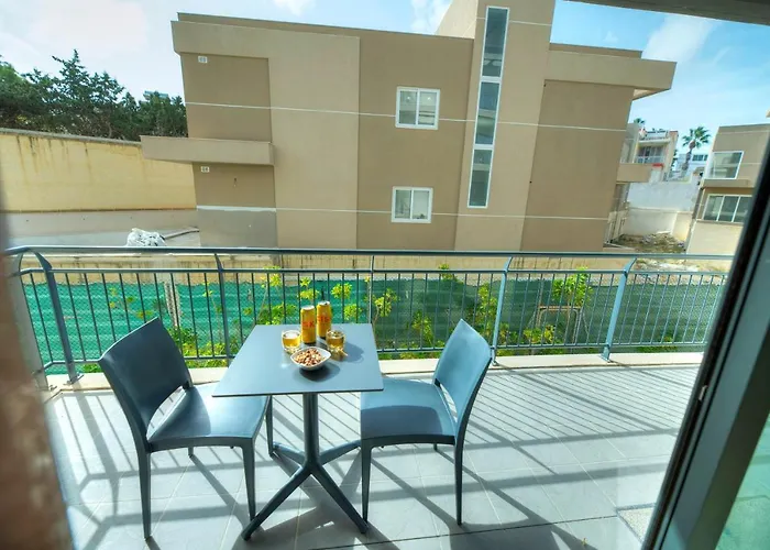 Spacious & Inviting 3 Bedroom Flat, Balcony Wpac1-1 *