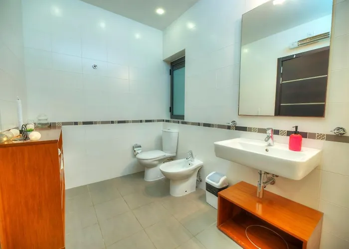 Διαμέρισμα Spacious & Inviting 3 Bedroom Flat, Balcony Wpac1-1 *